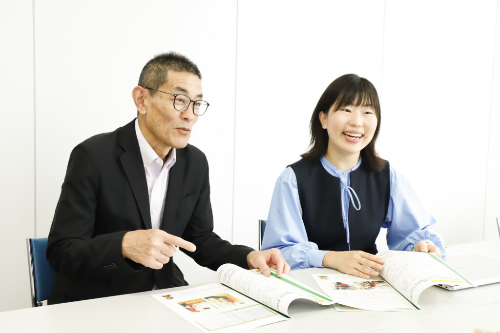 事例集を見る工藤様、福田様