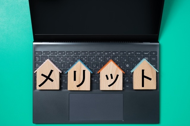 イメージ写真：パソコンのキーボードの上にメリットという札が置いてある