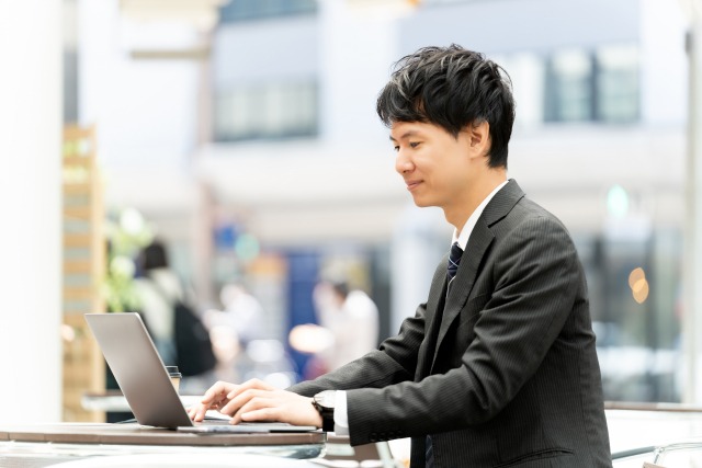 画像：パソコンで作業する１人の男性のビジネスパーソン