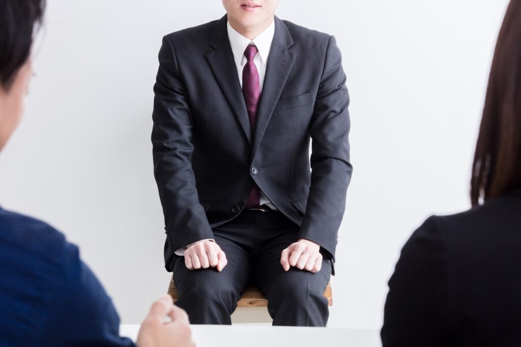 イメージ写真：面接を受けるスーツ姿の男性