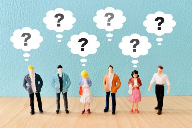 画像：６つの男女の人形から、吹き出しではてなマークが出ている写真
