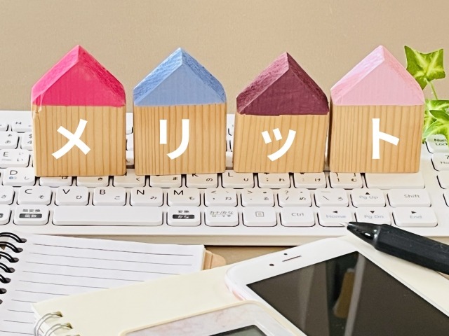 画像:パソコンのキーボードの上に「メリット」と書かれた積み木が載せてある写真