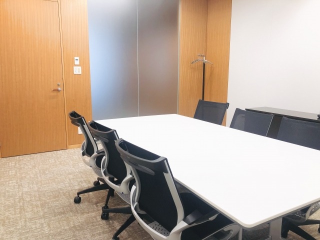 画像：誰もいない会議室の写真